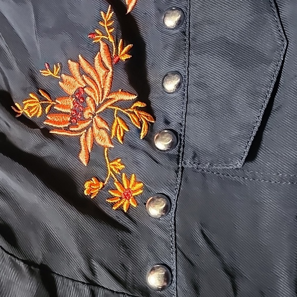 Cinq à Sept Sz L Embroidered Lexi Button Down Top - Picture 7 of 7